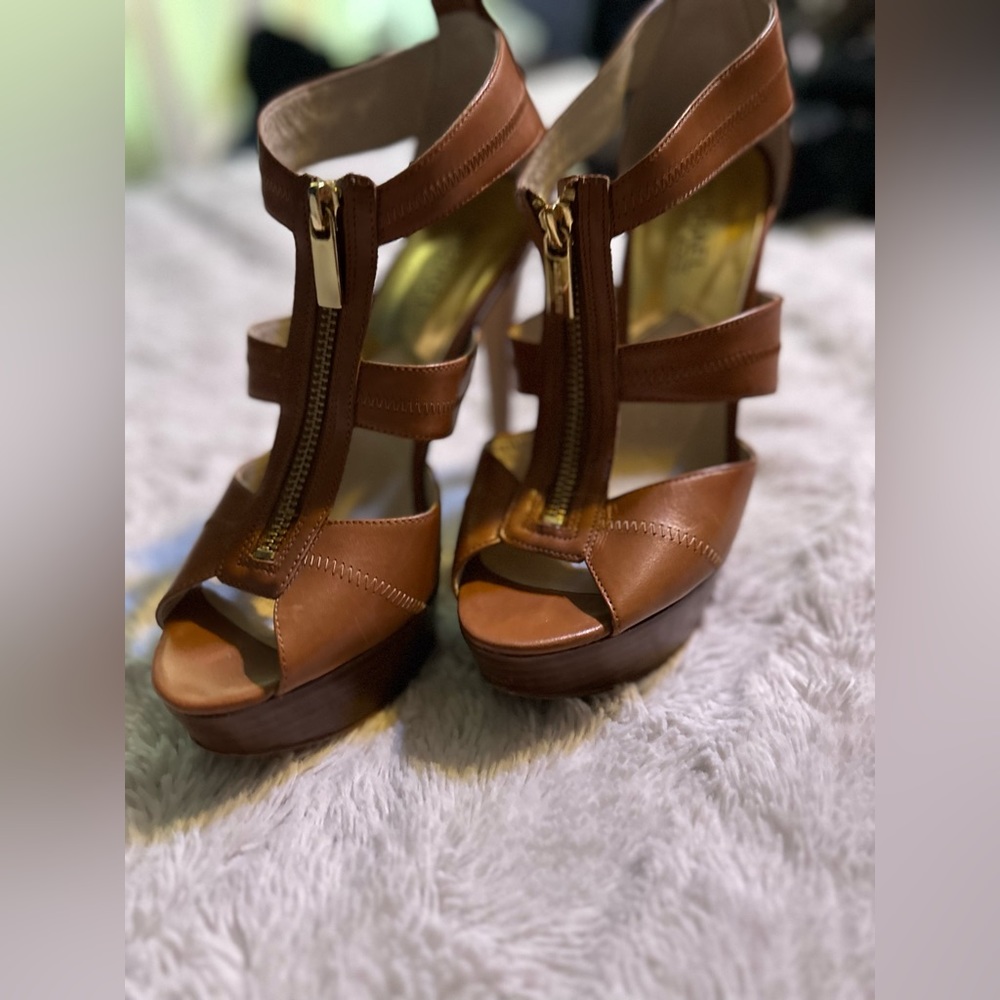Sexy peep toe zipper heels!!